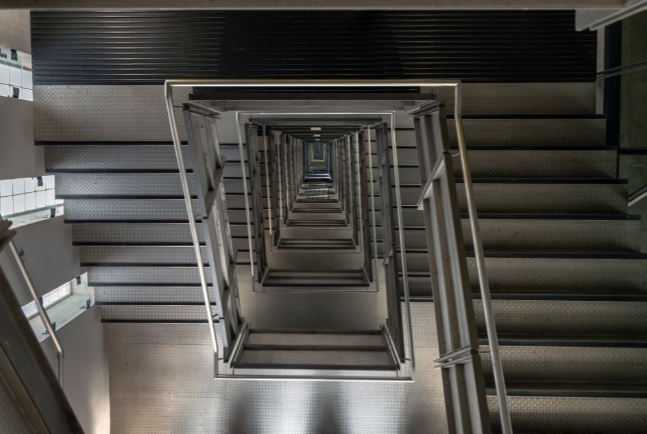 Schody stalowe zewnętrzne czy betonowe? Porównanie kosztów, trwałości i montażu