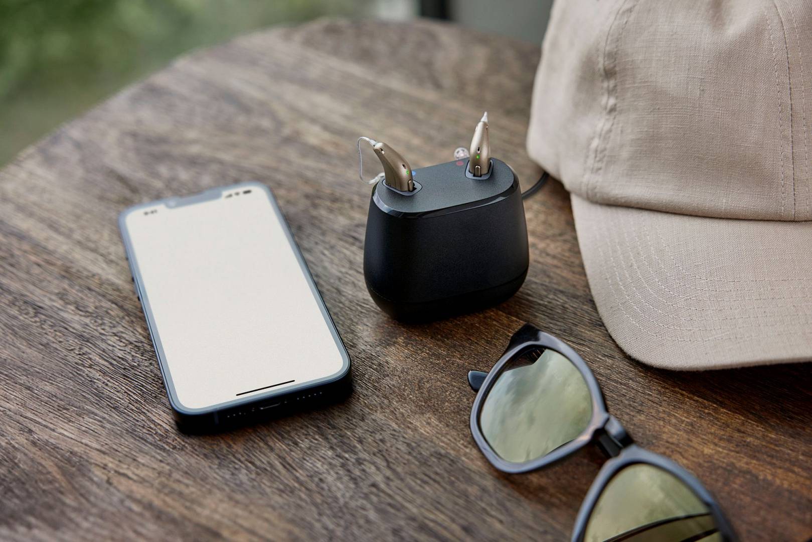 Pierwsze objawy niedosłuchu u dorosłych – kiedy zgłosić się na badanie?